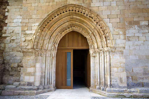 Portada de entrada al vestíbulo iglesia de San Andrés del Arroyo